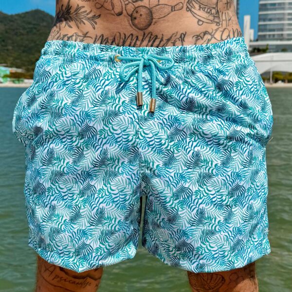 SHORT ELASTIC FOLHA TURQUESA FUNDO BRANCO