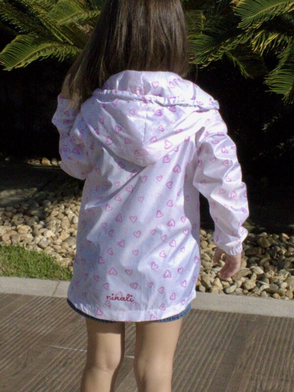 corta vento infantil branco com coraçoes - Image 4
