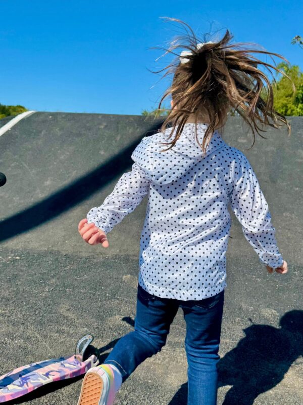 corta vento poa branco e preto infantil - Imagem 2