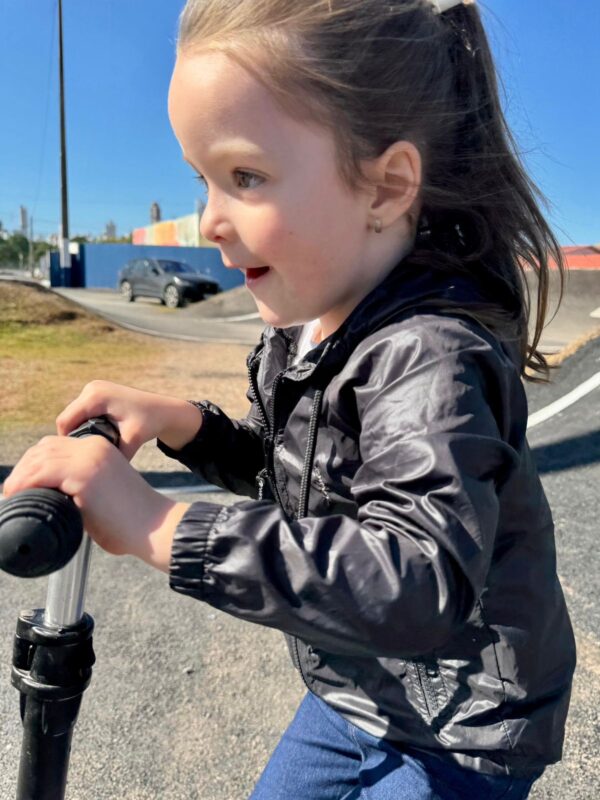 corta vento infantil preto - Imagem 2