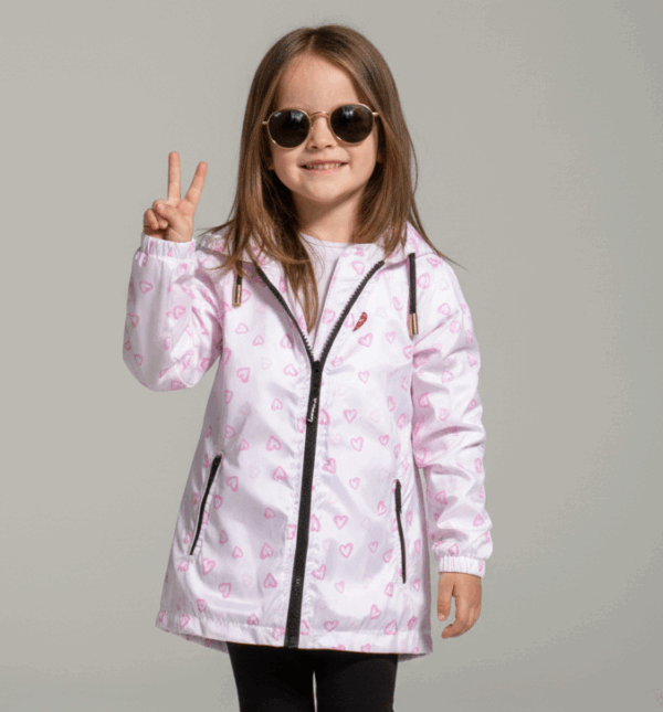 corta vento infantil branco com coraçoes