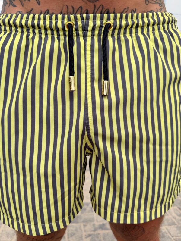 Alternative view of SHORTS ELASTIC LISTRA AMARELO E CINZA