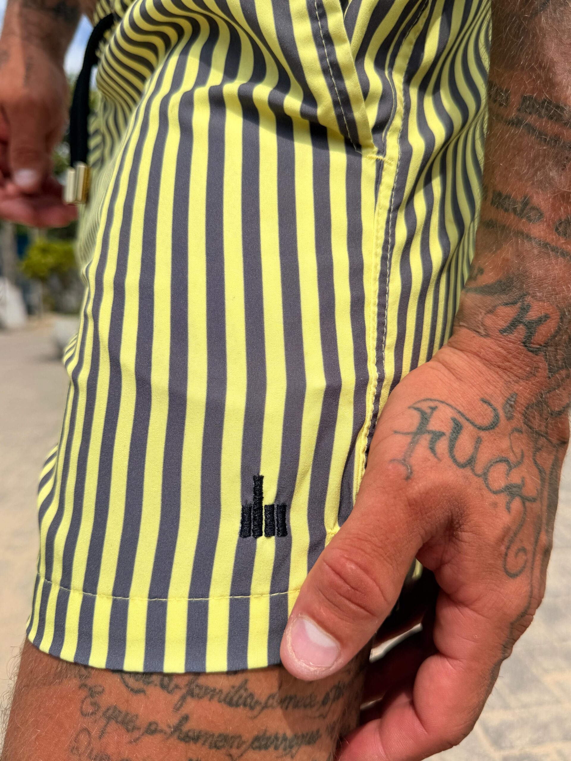 SHORTS ELASTIC LISTRA AMARELO E CINZA - Imagem 3