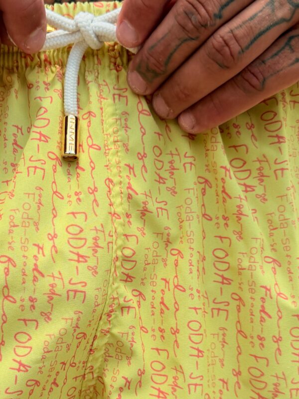 Alternative view of SHORTS ELASTIC FODA-SE AMARELO E CORAL
