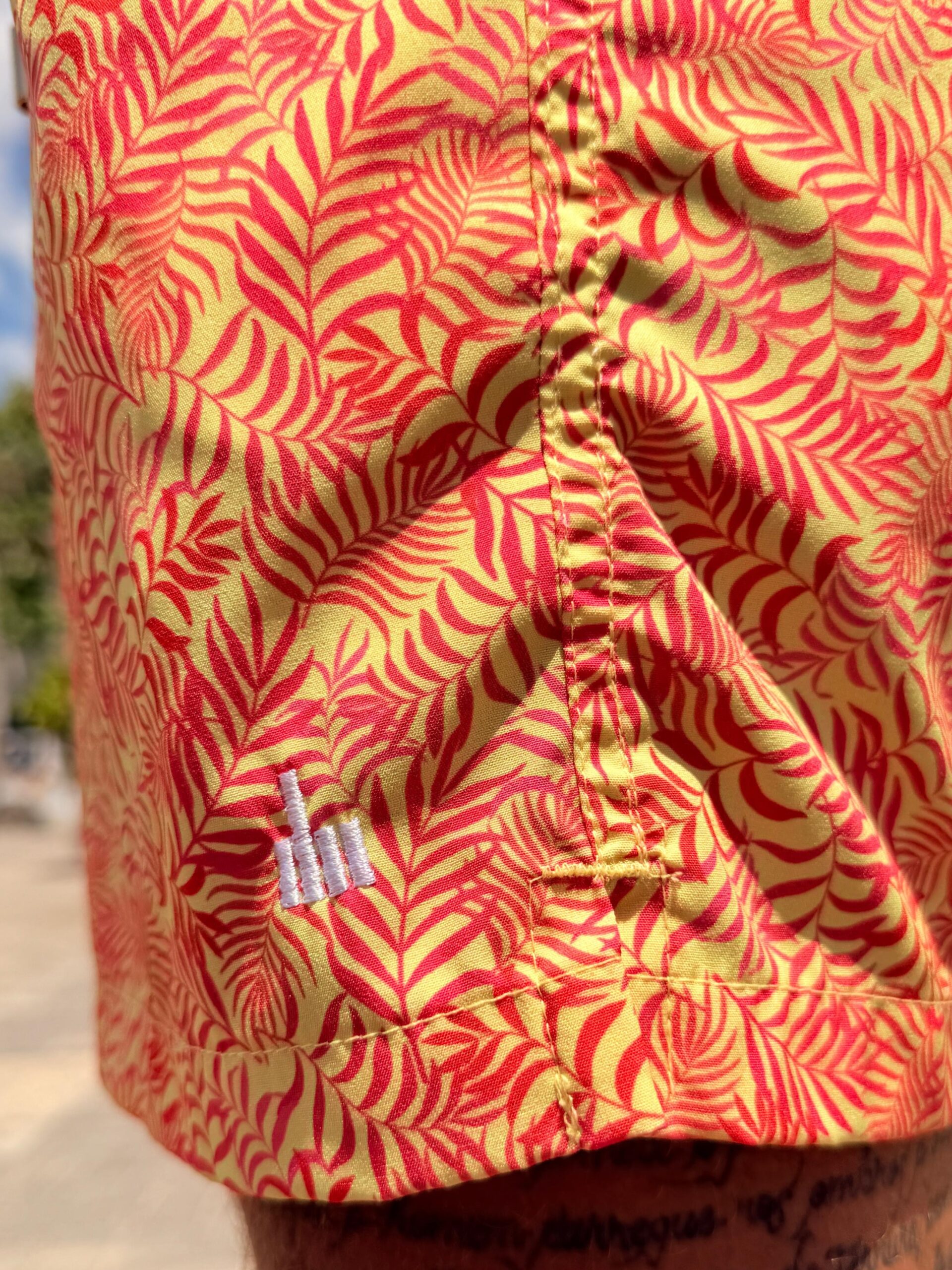 SHORTS ELASTIC FOLHAS FUNDO AMARELO - Imagem 3