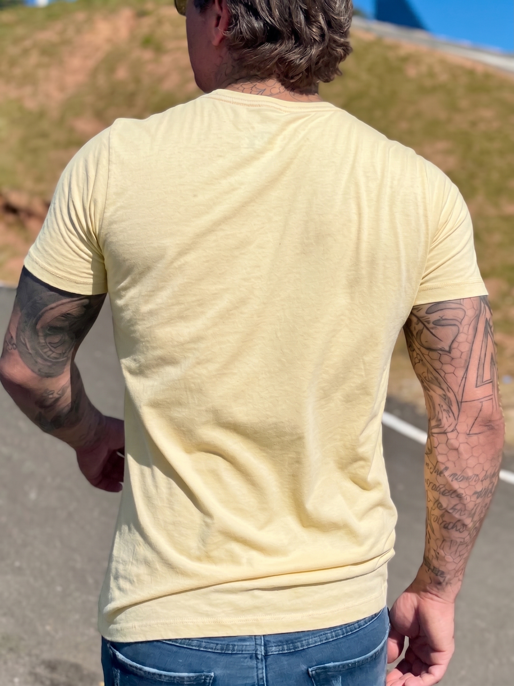 CAMISETA UNISSEX BÁSICA AMARELO CANDY - Imagem 4