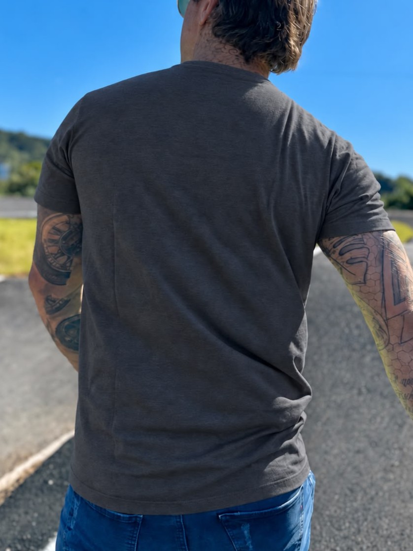 CAMISETA UNISSEX BÁSICA CINZA - Imagem 3