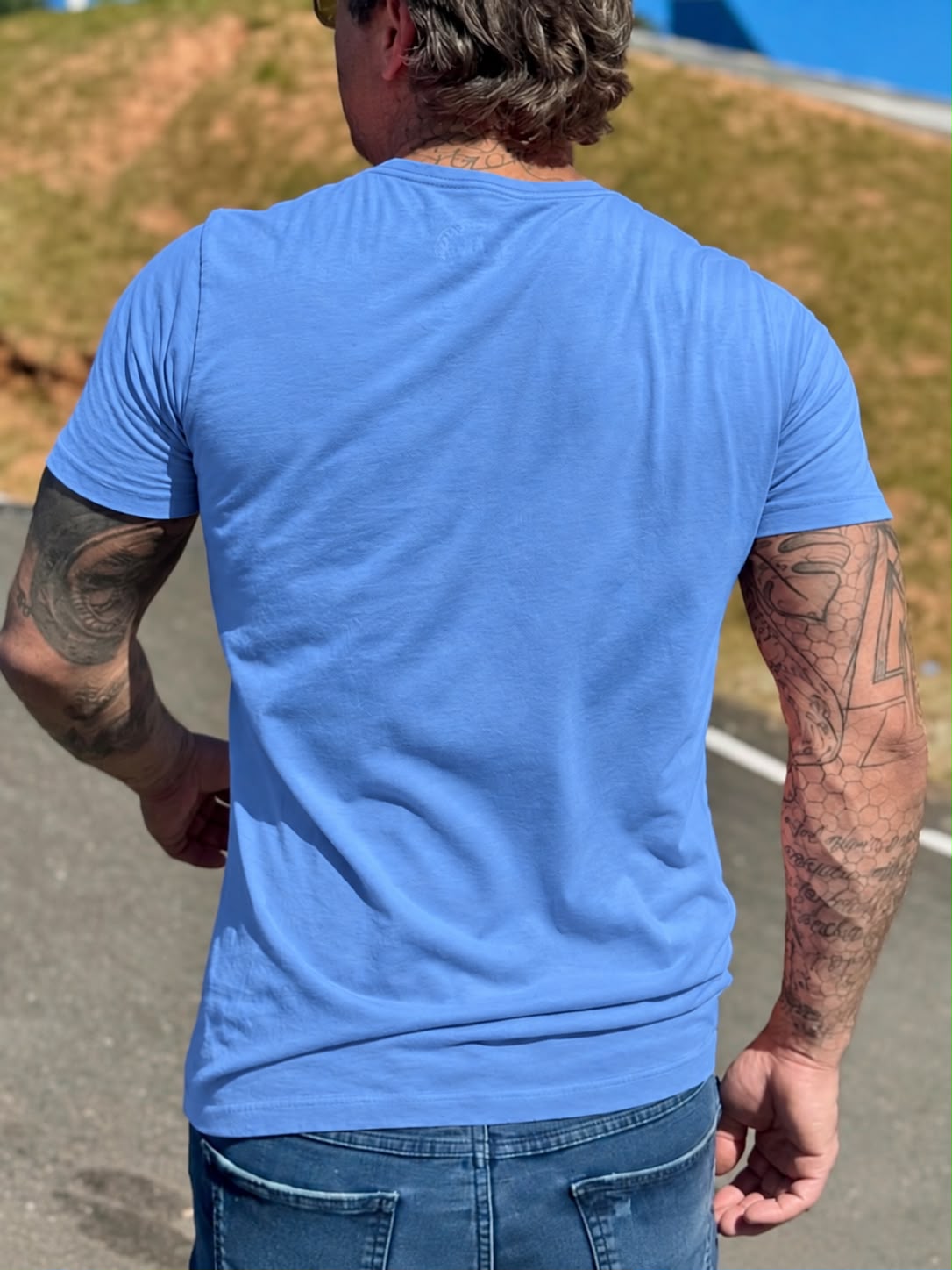 CAMISETA UNISSEX BÁSICA AZUL - Imagem 4